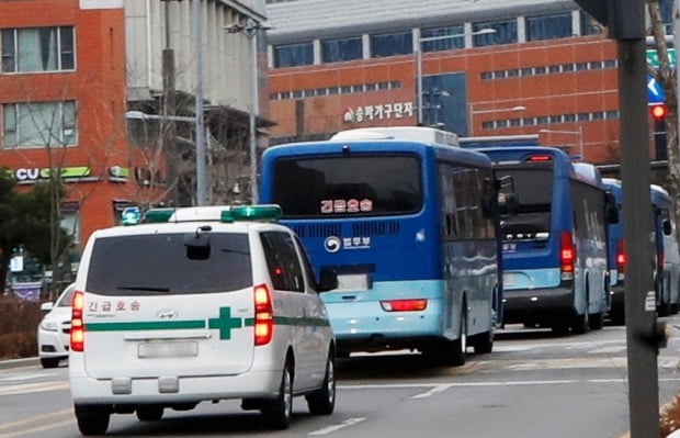3일 수감자를 태운 호송차가 서울 동부구치소를 빠져나가고 있다. 사진=뉴스1