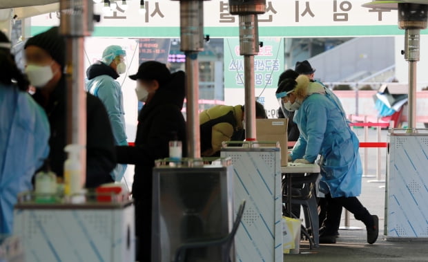 4일 오전 서울역 앞에 마련된 신종 코로나바이러스 감염증(코로나19) 임시선별진료소에서 의료진이 분주하다. 사진=뉴스1