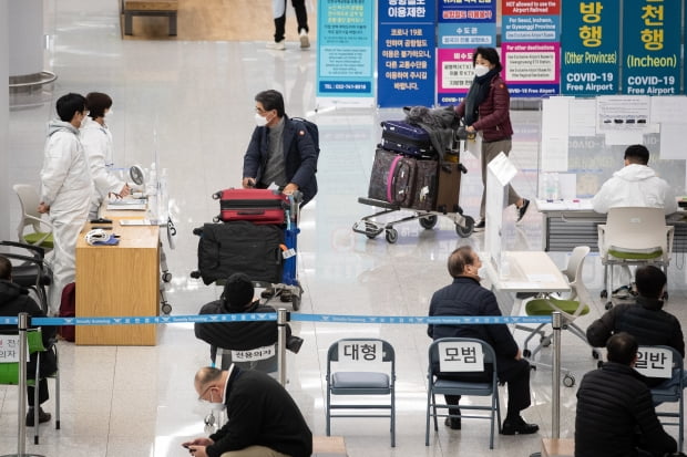 4일 인천국제공항 제2여객터미널 입국장에서 방역당국 관계자들이 입국자를 대상으로 안내를 하고 있다. 사진=뉴스1