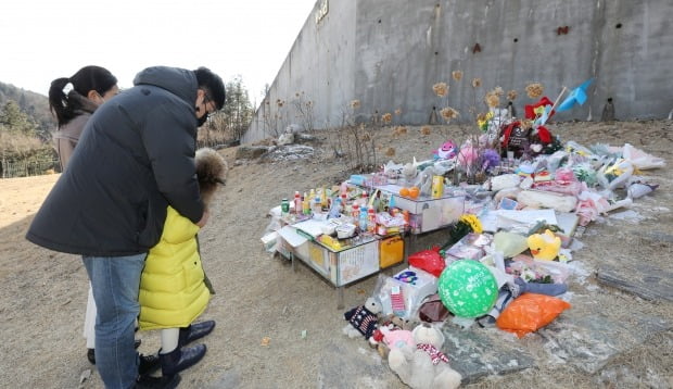 5일 경기 양평 하이패밀리 안데르센 공원묘지를 찾은 추모객이 입양 후 양부모에게 장기간 학대를 당해 숨진 16개월 영아 정인(가명)양을 추모하고 있다. (사진=뉴스1)