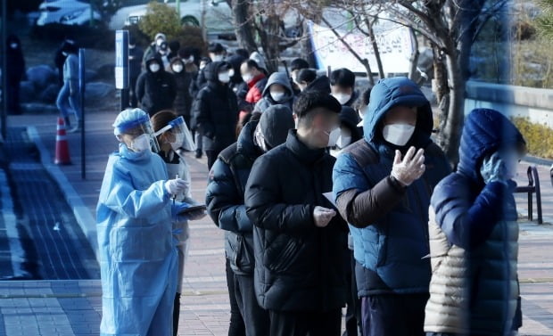 지난 5일 울산 동구보건소에 마련된 선별진료소에서 시민들이 코로나19 검사를 받기 위해 줄지어 서 있다. /사진=뉴스1