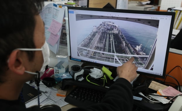 지난 5일 오후 부산 해운대구 한국케미선박 관리회사에서 직원이 지난 4일 한국케미호가 이란 혁명수비대에 나포되는 모습이 담긴 CCTV를 확인하고 있다. 사진=뉴스1