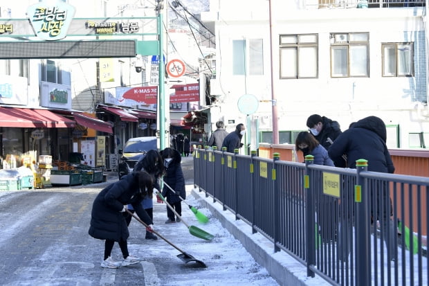 제설대책 비상근무에 나선 서대문구 직원들이 지난 7일 오전 홍은1동 포방터시장 인근에서 제설작업을 펼치고 있다. 사진=뉴스1