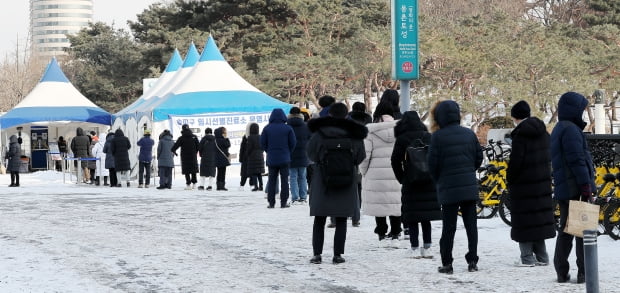 9일 서울 올림픽공원에 설치된 송파구 임시선별진료소에 코로나19 검사자들로 붐비고 있다. 사진=뉴스1