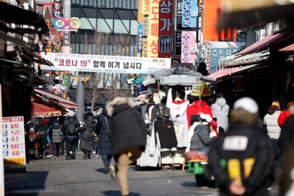 정부가 오는 11일부터 신종 코로나바이러스 감염증(코로나19)로 피해를 입은 소상공인과 고용 취약계층에 버팀목온라인카지노, 긴급 고용안정지원금 등 3차 재난지원금 지급을 시작한다/사진=뉴스1