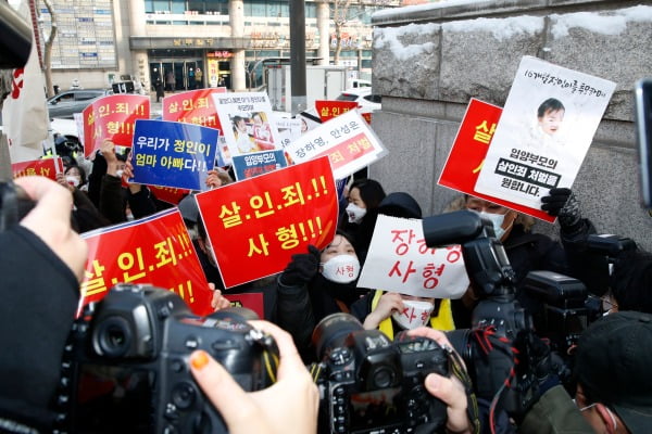 정인양을 입양한 후 수개월간 학대해 사망에 이르게 한 혐의를 받는 양부모에 대한 첫 재판이 열리는13일 오전 서울 양천구 서울남부지방법원 앞에서 호송차량이 들어가자 대한아동학대방지협회 회원들과 시민들이 손펫말을 든 채 구호를 외치고 있다. 사진=뉴스1