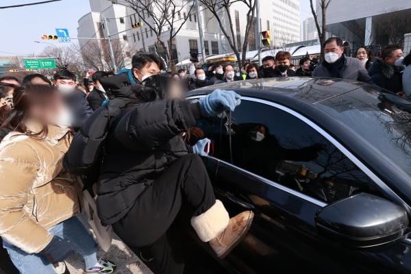 정인양을 입양한 후 수개월간 학대해 사망에 이르게 한 혐의를 받는 양부모에 대한 첫 재판이 열린13일 오전 서울 양천구 서울남부지방법원에서 양부 안모씨가 탄 차량이 나오자 시민들이 분노를 표출하고 있다. 사진=뉴스1