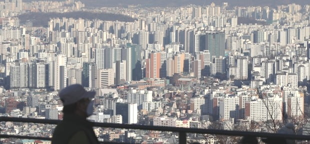 서울 중구 남산에서 바라본 도심 아파트 단지 모습. /뉴스1