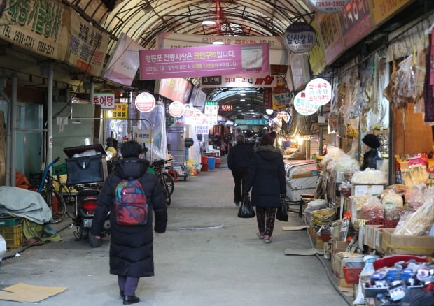 지난 19일 코로나19 여파로 한산한 모습의 서울 영등포시장. / 사진=뉴스1