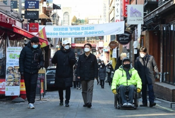 서울시장 보궐선거 출마를 선언한 안철수 국민의당 대표가 20일 서울 용산구 이태원 일대를 찾아 지역 상인들, 이태원에서 가게를 운영 중인 가수 강원래 씨 등과 상권 점검을 하고 있다. /사진=뉴스1