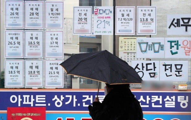 전 연령대 가운데 유일하게 청년층만 역대 최고 수준의 집값 상승 전망을 유지하고 있는 것으로 조사됐다. 서울 시내 한 부동산 공인중개사 사무소에 매물 관련 정보가 붙어있다. /뉴스1