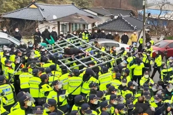 지난 22일 경북 성주군 초전면 소성리 마을회관 앞 도로에서 마을 주민과 시민단체 관계자들이 사드(THAAD·고고도미사일방어체계) 기지에 공사 자재를 추가로 반입하는 것을 막기위해 경찰과 대치하고 있다. /사진=뉴스1