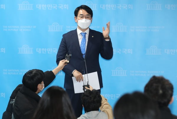 박용진 더불어민주당 의원이 24일 오전 서울 여의도 국회 소통관에서 ‘금융위 공매도 제도개선 문제 지적’ 기자회견을 마치고 취재진 질문에 답하고 있다/사진=뉴스1