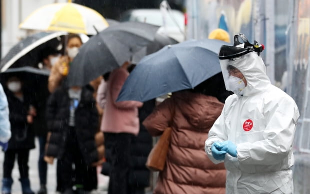 26일 오전 대전 서구보건소에 마련된 선별진료소에서 의료진이 분주한 모습을 보이고 있다. 사진=뉴스1