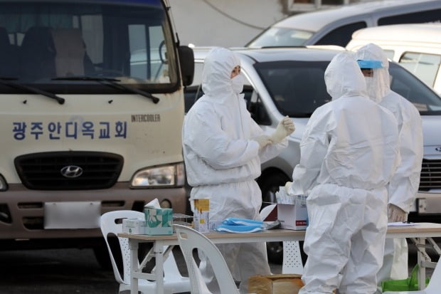 지난 28일 오전 광주 서구 쌍촌동 안디옥교회 주차장에서 보건당국 의료진들이 임시 선별진료소를 설치하는 등 분주한 모습을 보이고 있다. /사진=뉴스1