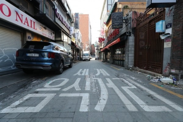 지난 29일 음식점들이 모여있는 서울 용산구 이태원 세계음식거리가 한산한 모습을 보이고 있다. /사진=뉴스1