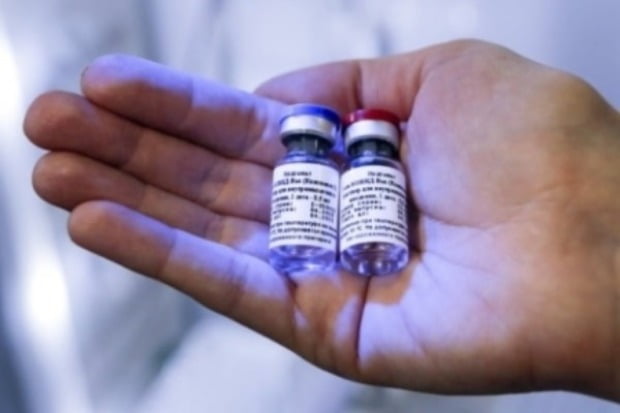 러시아가 공개한 스푸트니크V 백신.(사진=AP=연합뉴스)