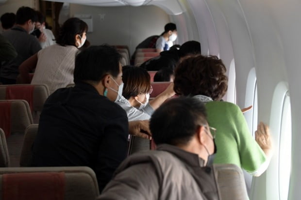 지난해 10월 24일 인천공항을 출발한 아시아나항공 ‘A380 한반도 일주 비행’ 항공기에 탑승한 승객들이 바깥 풍경을 보고 있다. 영종도=공항사진기자단