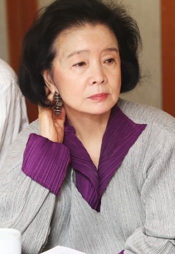 After Yoon Jeong-hee’s daughter in France, she also applied for adult guardianship for her mother in a domestic court.