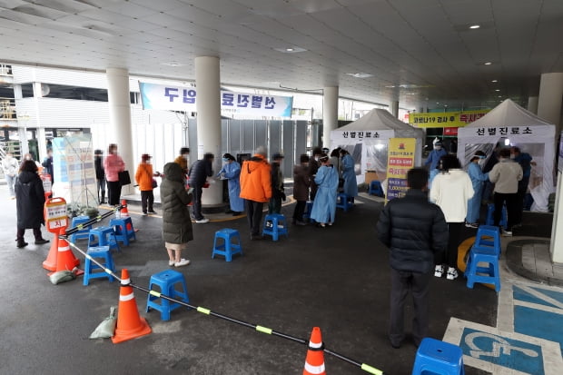 1일 오전 광주 서구보건소에 마련된 신종 코로나바이러스 감염증(코로나19) 선별진료소를 찾은 시민이 차례를 기다리고 있다. 사진=연합뉴스