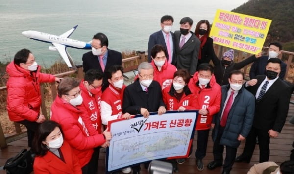 김종인 국민의힘 비상대책위원장이 1일 오전 부산 강서구 가덕도 대항전망대를 찾아 국민의힘 부산시장 예비후보들과 함께 가덕도 신공항이라고 적힌 대형 손팻말에 서명한 뒤 기념촬영을 하고 있다. 김 위원장은 이날 부산을 찾아 '가덕도 신공항' 사업을 적극적으로 지지한다고 밝혔다. 2021.2.1 [사진=연합뉴스]