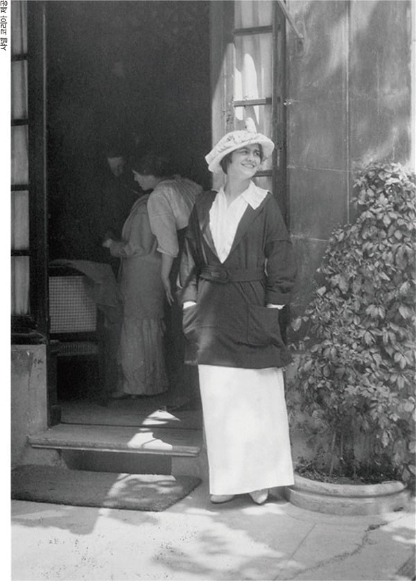 1913년 프랑스 도빌의 샤넬 매장 앞에 선 코코 샤넬. 
