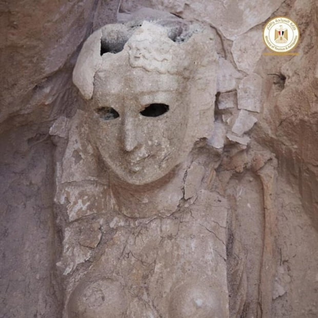이집트 유물부가 타포시리스 마그나라는 고대 이집트 유적지에서 몸의 대부분을 덮는 죽음의 가면을 가진 2000년 된 미라를 발견한 모습. 사진 출처=이집트인디펜던트