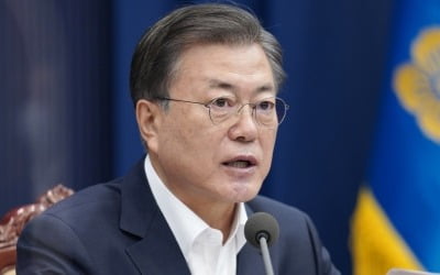 문 대통령 "규제혁신 더는 미룰 수 없다…위기가 기회 될 것"