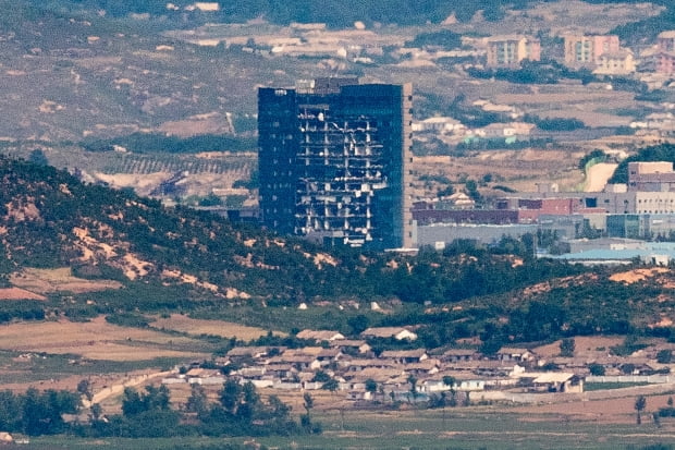 경기도 파주시 접경지역에서 북한의 남북공동연락사무소 폭파로 훼손된 개성공단지원센터가 보이고 있다. 사진=연합뉴스