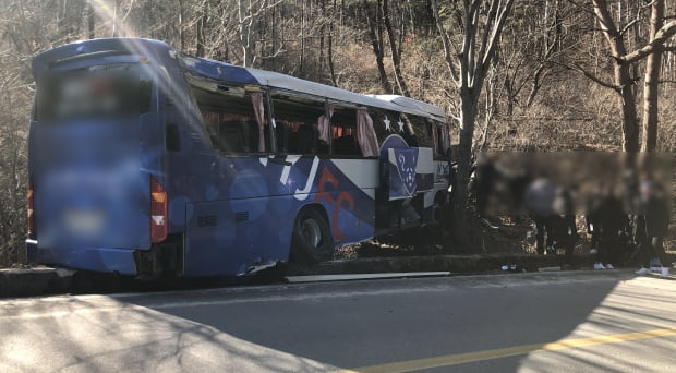 2일 오후 12시39분께 산청군 단성면 방목리 인근 도로를 달리던 경기도 남양주FC 축구클럽 선수단 등 32명이 탄 버스가 내리막 커브길을 달리다 도로를 벗어나 가로수와 충돌했다. 사진 출처=경남소방본부