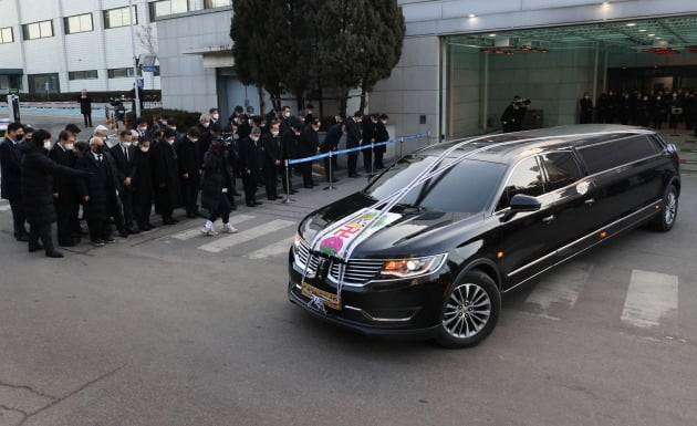 정상영 KCC 명예회장의 운구차량이 3일 서울 풍납동 서울아산병원 장례식장을 떠나고 있다.  연합뉴스