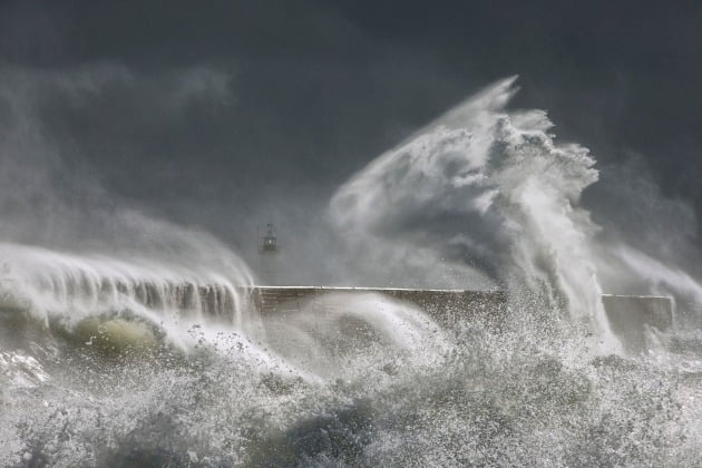 그 외 '풍경과 지구' 포트폴리오 추천작 - 에드워드 하이드, 영국 / UK Newhaven, Sussex, UK(영국 서섹스 뉴헤이븐), 이 사진은 폭풍이 몰아칠 때 서섹스 뉴헤이븐 해변에서 찍은 것이다. 작가는 항구를 넘어 부서지는 파도가 얼마나 위험한지 알리기 위해 사진을 찍었다고 했다. 마침 바다뱀처럼 생긴 파도가 등대를 집어삼키는 듯한 모습을 연출해 놀랐다고 덧붙였다.