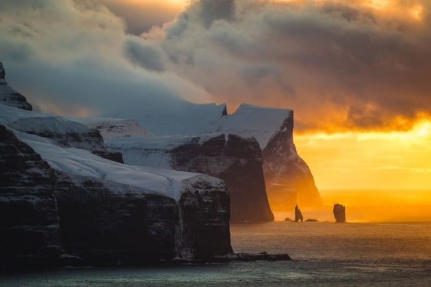 여행 포트폴리오 추천 부문 - 알레시오 메시아노, 이탈리아 / Kallurin, Kalsoy islands, Faroe Islands(칼루린 섬, 칼시 섬, 페로 제도), 작가는 이곳에 가는 여정이 매우 험난하다고 알렸다. 바람이 많이 불고 추위가 기승을 부리는 극한의 북유럽 날씨 때문에 그는 촬영하는 내내 얼굴이 따가웠다고 회상했다.