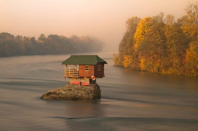 '원 샷' 부문 우승자 - 마크 앤서니 애그테이, 필리핀  / Hungary Drina River, near Bajina Serbia(세르비아 바지나 바우타 인근 헝가리 드리나 강의 리버하우스) 작가의 설명에 따르면 사진에 찍힌 집은 1968년에 만들어졌다.