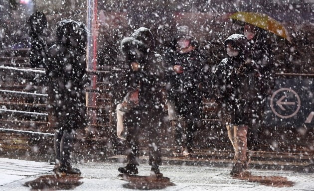 서울과 수도권 등에 대설주의보가 내려진 가운데 3일 밤 서울역 인근에서 퇴근길 시민들이 횡단보도를 건너고 있다./김범준기자 bjk07@hankyung.com