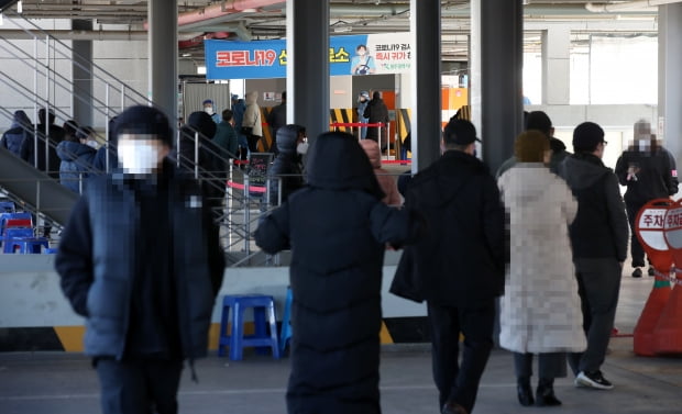 3일 광주 북구선별진료소에서 신종 코로나바이러스 감염증(코로나19) 검사를 받으려는 시민들이 줄 서 대기하고 있다. 사진=연합뉴스