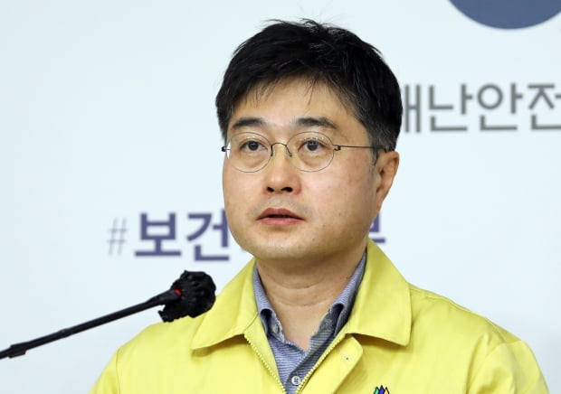 윤태호 중앙사고수습본부 방역총괄반장이 6일 정부세종청사 보건복지부 브리핑실에서 코로나19 중대본 브리핑을 하고 있다. 사진=뉴스1