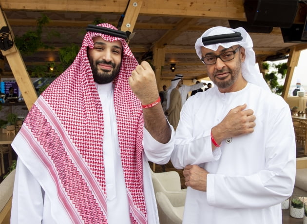 각각 수소에너지 사업을 주도 중인 무함마드 빈 살만 사우디 왕세자(왼쪽)와 무함마드 빈자예드 알나흐얀 UAE 아부다비 왕세자