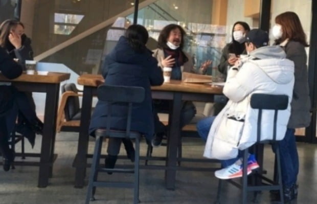 지난달 19일 방송인 김어준씨가 서울 마포구 상암동에 위치한 한 커피전문점에서 5인 이상 집합금지 방역수칙을 어기고 지인들과 이야기를 나누는 모습. 사진 출처=온라인 커뮤니티 갈무리