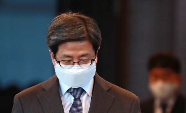 김명수 대법원장이 4일 오후 서울 서초구 대법원에서 퇴근하고 있다. 사진=뉴스1