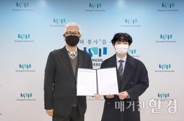 김선욱 학사부총장(왼쪽)과 김채수 총학생회장이 최종 합의문에 서명했다.