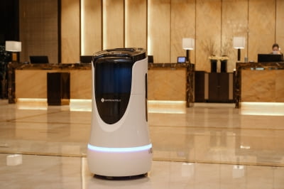 부산롯데호텔, AI 배달로봇 도입…"비대면 서비스 제공"