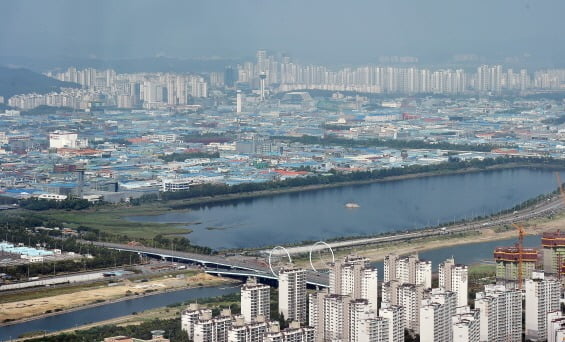 올해부터 인천 송도국제도시(하단)와 연계해 산단 대개조가 시작되는 남동공단 전경. 인천시