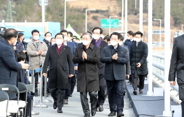 문재인 대통령이 5일 오후 전남 신안군 임자2대교에서 열린 '세계 최대 해상풍력단지 48조 투자협약식'에 참석하고 있다. 2021.2.5 [사진=연합뉴스]