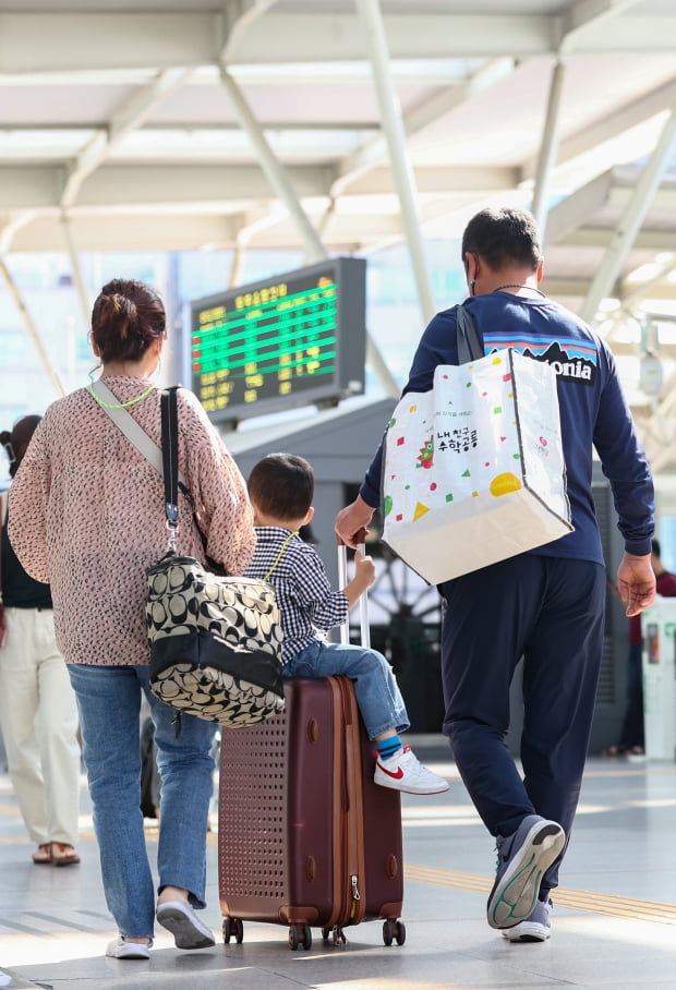 지난해 9월 27일 추석을 앞둔 한 가족이 서울역에서 열차에 탑승하기 위해 이동하고 있다. 사진=연합뉴스