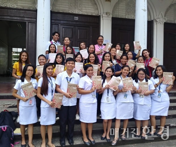2019년 부산대 언어교육원이 보낸 한국어교재를 들고 활짝 웃고 있는 필리핀 웨스트비사야스 한국학전공 학생들의 모습. (사진 제공=부산대)