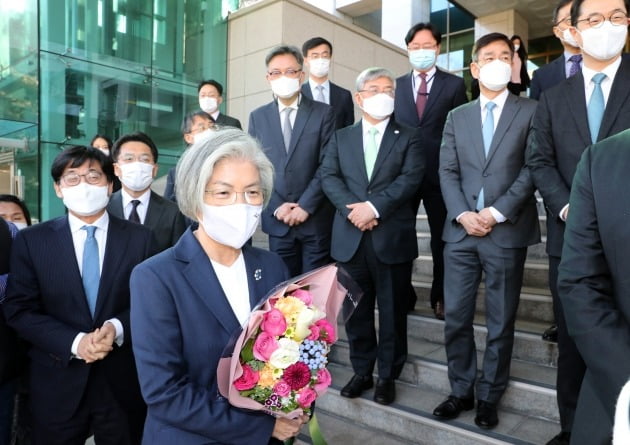 문재인 정부 출범부터 3년 반 넘게 외교부를 이끌어온 강경화 장관이 8일 오후 서울 도렴동 외교부 청사를 꽃다발을 안고 떠나고 있는 모습./ 연합뉴스 