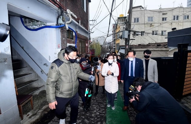 동자동 쪽방촌 찾은 나경원 후보 [사진=연합뉴스]