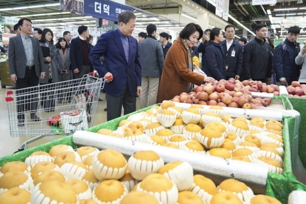 文, 설 연휴 맞아 국민 8명과 영상통화…전통시장 방문도