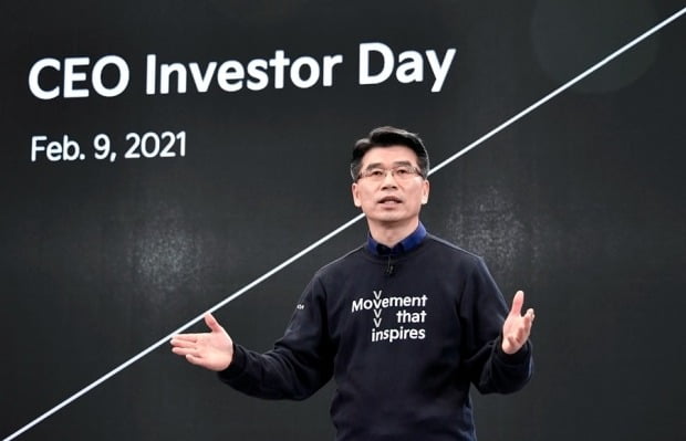 송호성 기아 사장이 9일 ‘CEO 인베스터 데이’에서 혁신적 모빌리티 경험을 제공하는 브랜드로 거듭나겠다는 계획을 밝히고 있다. 사진=기아